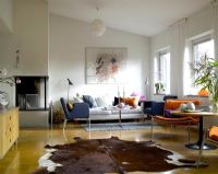 Salon contemporain ouvert avec des meubles rétro