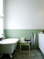 Salle de bain moderne avec sol en marbre