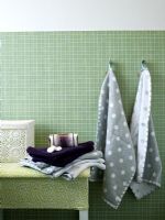 Salle de bain moderne avec mur vert à moitié carrelé