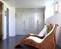 Salle de bain contemporaine avec douche double et coin salon