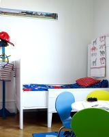 Chambre d'enfants avec table et chaises