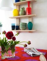 Détail de la salle à manger moderne avec nappe aux couleurs vives
