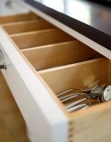 Détail du tiroir à couverts de cuisine ouverte