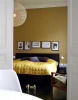 Vue sur chambre moderne avec couvre-lit doré