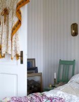 Détail d'une chambre de style champêtre avec des murs tapissés