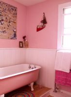 Salle de bain rose avec baignoire îlot