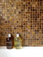 Détail de carreaux de mosaïque marron dans la salle de bain