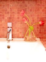 Détail de lavabo et carreaux de mosaïque rose