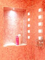 Cabine de douche moderne avec des carreaux de mosaïque rose