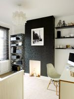 Bureau à domicile contemporain et chambre d'amis avec cheminée tapissée