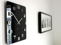 Détail de l'horloge noire sur le mur