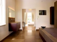 Salle de bain contemporaine avec vue sur la chambre
