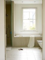 Salle de bain blanche moderne avec baignoire et douche séparées