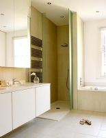 Salle de bain blanche moderne avec baignoire et douche séparées