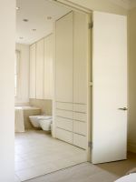 Vue de la salle de bains privative moderne blanche de la chambre