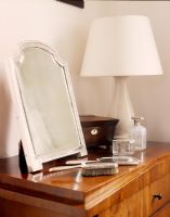 Miroir et accessoires exposés dans la chambre