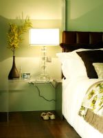 Chambre moderne avec lit et table de chevet et lampe