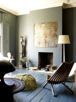 Salon gris avec murs et planchers peints