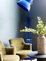 Salon avec lampe bleue surdimensionnée