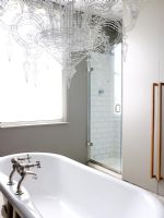 Salle de bain contemporaine avec baignoire sur pieds