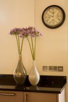 Plan de travail de cuisine avec des fleurs dans des vases