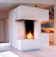 Espace de vie scandinave ouvert avec cheminée
