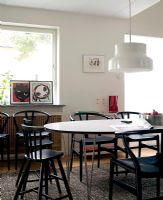 Salle à manger moderne avec chaises Hans Wegner Y et table Piet Hein