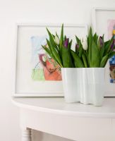 Détail de tulipes dans un vase Alvar Alto