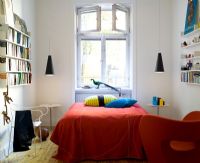 Chambres avec couvre-lit et coussins orange vif