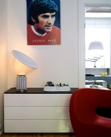 Ensemble de tiroirs blancs avec chaise rouge Ron Arad et affiche George Best