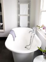 Salle de bain moderne avec baignoire sur pieds autoportante