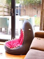 Salon moderne avec pouf tête de requin