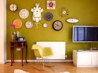 Salon moderne avec Eames RAR Rocker et collection d'horloges