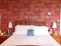 Chambre moderne avec mur caractéristique tapissé