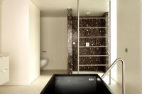 Grande salle de bain contemporaine avec baignoire et douche séparées