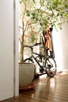 Vélo dans le couloir moderne