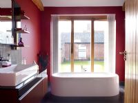 Salle de bain rouge moderne