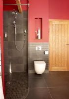 Salle de bain rouge moderne avec cabine de douche
