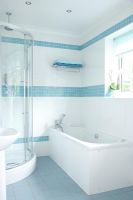 Salle de bain moderne bleu et blanc