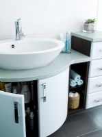Salle de bain moderne avec meuble vasque et rangement