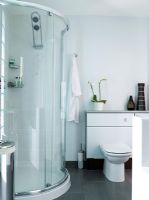 Salle de bain moderne avec cabine de douche séparée