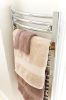 Détail de radiateur sèche-serviettes dans la salle de bain