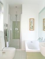 Salle de bain moderne avec douche et baignoire séparées