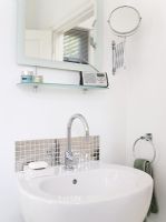 Petite salle de bain blanche moderne