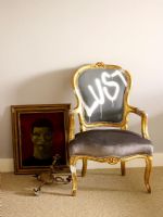 Chaise classique avec graffiti