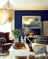 Salon classique avec mur peint en bleu