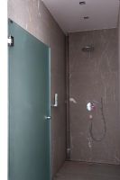 Cabine de douche moderne avec des carreaux de marbre EN ATTENTE DE HI-RES