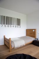 Chambre moderne avec mur peint code à barres