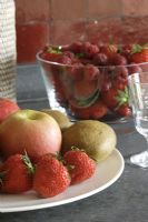 Fruits en assiette et bol de fraises