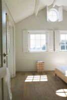 Vue de la chambre avec la lumière du soleil par la fenêtre